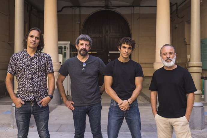 El equipo de la película 'Modelo 77': el guionista, Rafael Cobos; el director, Alberto Rodríguez, y los portagonistas, Miguel Herrán y Javier Gutiérrez.