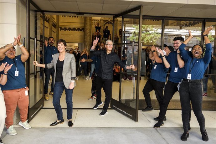 Archivo - 24 June 2021, US, Los Angeles: Apple CEO Tim Cook (C) and Apple's senior vice president of Retail Deirdre O'Brien (2nd L) open the doors of the new Apple Tower Theater flagship retail store on Broadway Theater District in downtown Los Angeles 