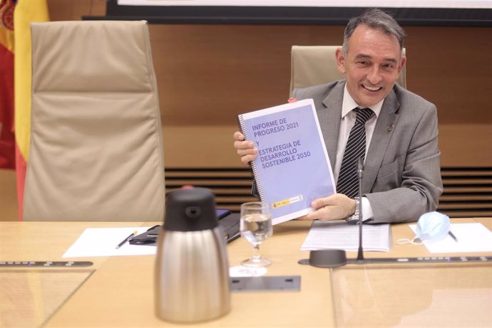 El secretario de Estado de Agenda 2030, Enrique Santiago, muestra un cuaderno a su llegada a la Comisión Mixta para la Coordinación y Seguimiento de la Estrategia Española para alcanzar los Objetivos de Desarrollo Sostenible (ODS), a 28 de junio de 2021