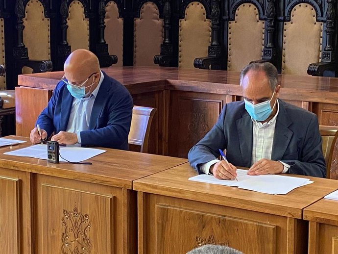 El Subdelegado Del Gobierno, Faustino Sánchez, Y El Alcalde De Astorga, Juan José Alonso Perandones, Durante La Firma De Este Convenio.