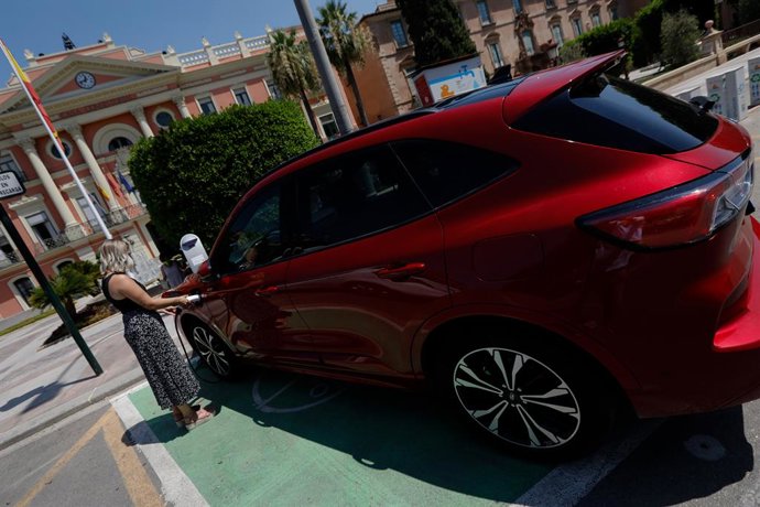 Una persona recarga un coche eléctrico en un punto de recarga, a 27 de julio de 2021, en Murcia, (España). 