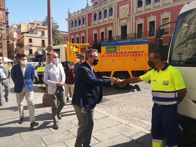 El alcalde de Sevilla, el socialista Juan Espadas, en la Plaza San Francisco, donde ha presentado las nuevas inversiones en mantenimiento de viarios
