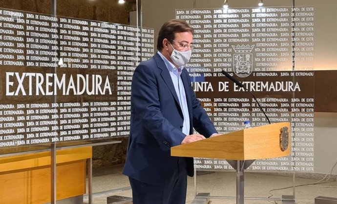 El presidente de la Junta de Extremadura, Guillermo Fernández Vara, en rueda de prensa