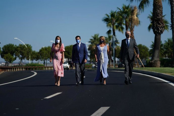 El presidente de la Junta, Juanma Moreno, en la inauguración de la remodelación de la Avenida Francisco Montenegro.