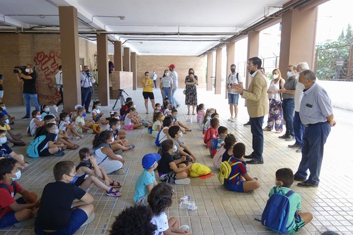 El alcalde de Granada, Francisco Cuenca, visita el colegio público Juan Ramón Jiménez.