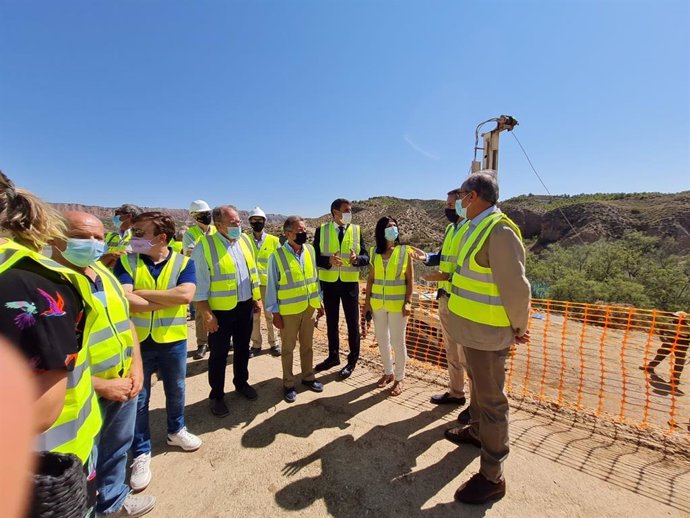 El delegado del Gobierno en Andalucía visita las obras para la impermeabilización de la ladera de la margen izquierda del embalse de Negratín, en Freila (Granada)