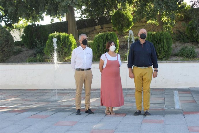 El alcalde de Lucena, Juan Pérez (izda.), visita la Plaza de la Estación de las Navas.