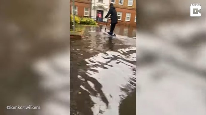 Este hombre demuestra el motivo por el cual conducir un patinete eléctrico con una calle inundada no es buena idea