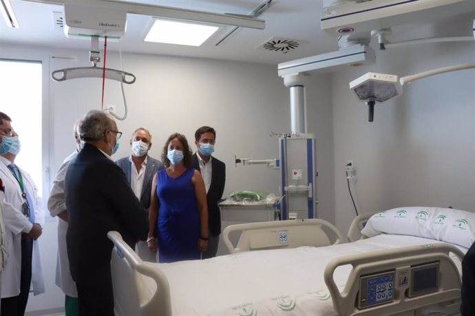 Catalina García visita la nueva UCI del Hospital de Poniente