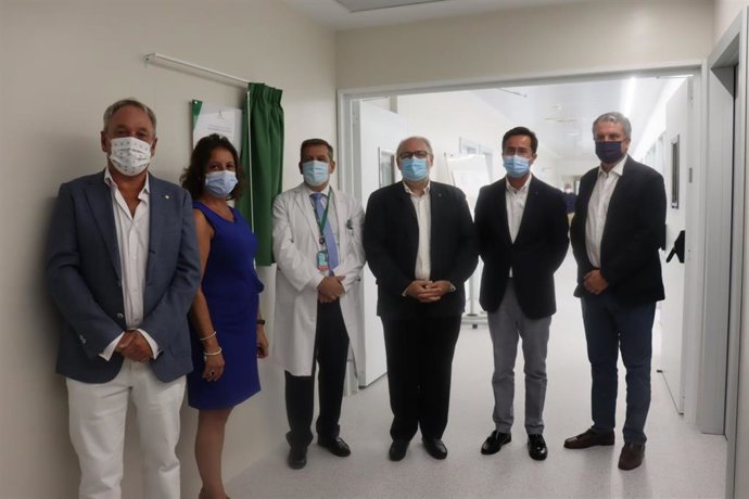Catalina García visita la UCI del Hospital de Poniente, en El Ejido (Almería)