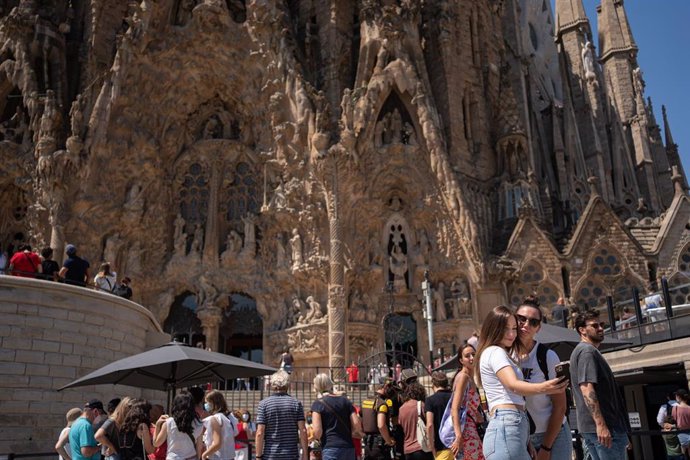 Archivo - Dos chicas se hacen un 'selfie' delante de la Sagrada Família, durante el primer día en el que no es obligado el uso de la mascarilla en exteriores desde el inicio de la pandemia, a 26 de junio de 2021, en Barcelona, Catalunya (España). El 30 