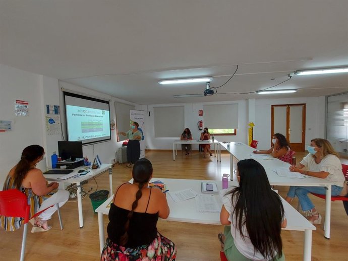 La consejera de Empleo, Desarrollo Socioeconómico y Acción Exterior del Cabildo de Tenerife, Carmen Luz Baso, conoce el trabajo que desarrolla 'Barrios por el empleo'