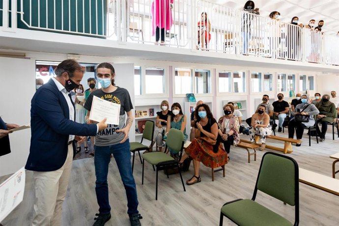 El consejero municipal de Acción Social y Familia del Ayuntamiento de Zaragoza, Ángel Lorén, entrega los diplomas a los 46 participantes del proyecto de rehabilitación de viviendas y fachadas impulsado por la Fundación Federico Ozanam