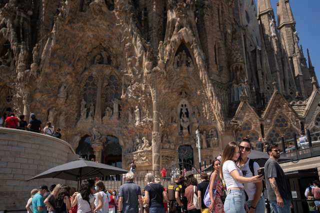 Archivo - Arxiu - Dues noies es fan un 'selfie' davant de la Sagrada Família