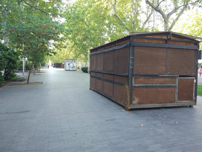 Archivo - Imagen de archivo de una de las casetas de la Acera de Recoletos recién instalada.