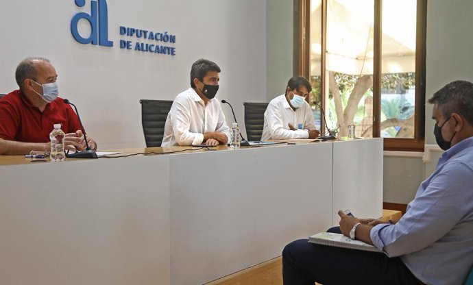 El presidente de la Diputación de Alicante, Carlos Mazón,  el coordinador de la Comisión Técnica de la Mesa del Agua, el catedrático y director del Instituto del Agua de la UA, Joaquín Melgarejo, y el presidente de ASAJA-Alicante, José Vicente Andreu.