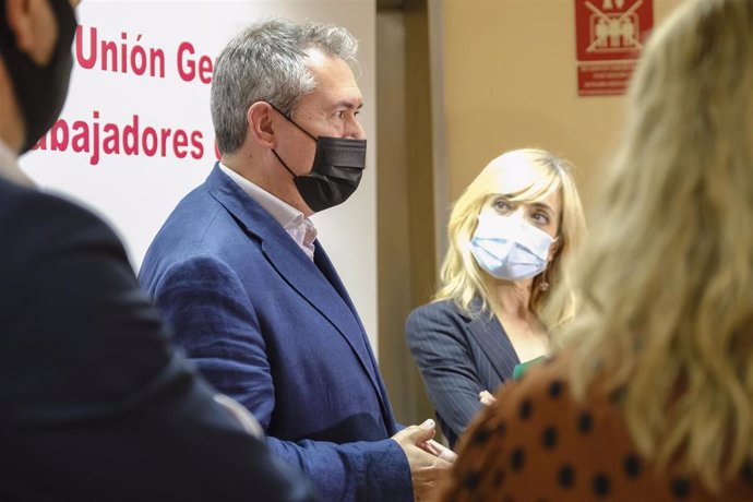 Archivo - El secretario general del PSOE-A, Juan Espadas, atiende a los medios junto a la secretaria general de UGT-A, Carmen Castilla.