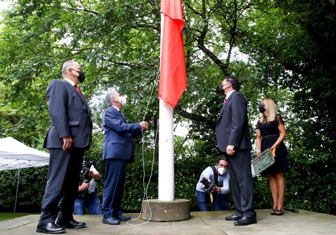 El presidente de Cantabria, Miguel Ángel Revilla, acompañado por el vicepresidente y consejero de Universidades, Igualdad, Cultura y Deporte, Pablo Zuloaga, y otros consejeros, preside el acto conmemorativo del Día de las Instituciones