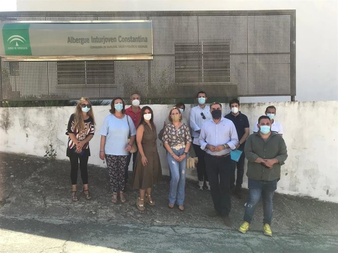 Visita del PSOE al albergue de Constantina