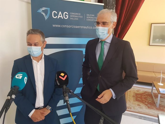 El secretario general de Asime, Enrique Mallón, y el vicepresidente segundo de la Xunta, Francisco Conde, atienden a los medios tras la asamblea general del Consorcio Aeronáutico Gallego
