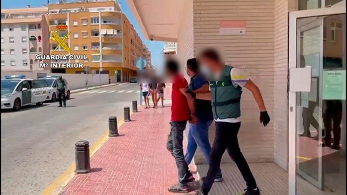 La Guardia Civil de Alicante ha detenido en la localidad de Torrevieja a un hombre de 36 años por presuntamente clavar un cúter en el cuello a otro durante una discusión por desavenencias económicas