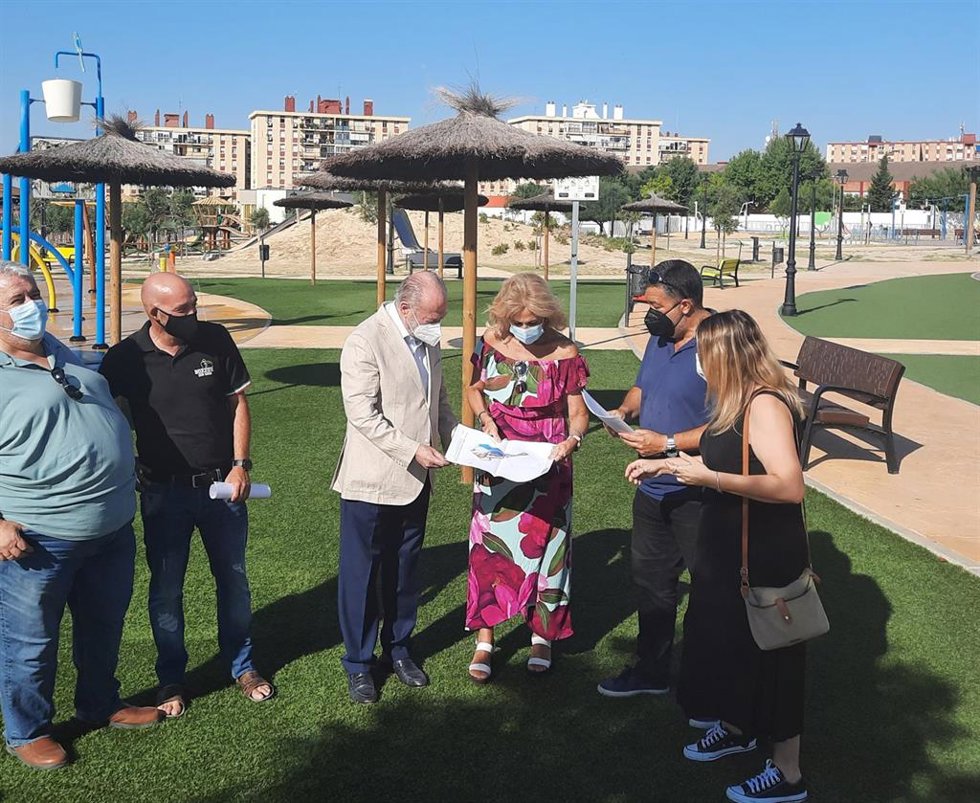 El presidente de la Diputación de Sevilla, Fernando Rodríguez Villalobos, y la alcaldesa de Castilleja de la Cuesta, Carmen Herrera, durante la visita a la localidad