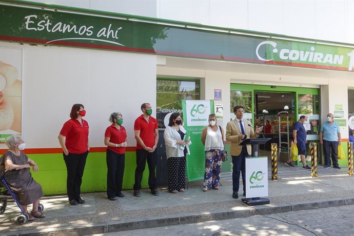 El alcalde de Granada, Francisco Cuenca, visita un establecimiento Covirán.