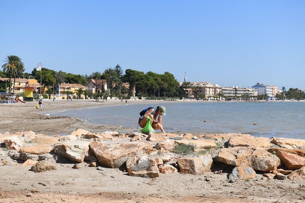 Archivo - Una participante en la campaña '1m2 por las playas y los mares' de Proyecto LIBERA