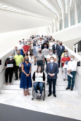 El alcalde  de Oviedo entrega las subvenciones a clubes y federaciones deportivas.