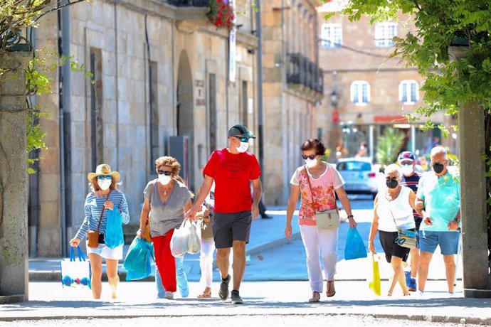 Un grupo de personas pasea por el recinto donde se suele celebrar la Festa do Albariño, a 28 de julio de 2021, en Cambados, Pontevedra. 