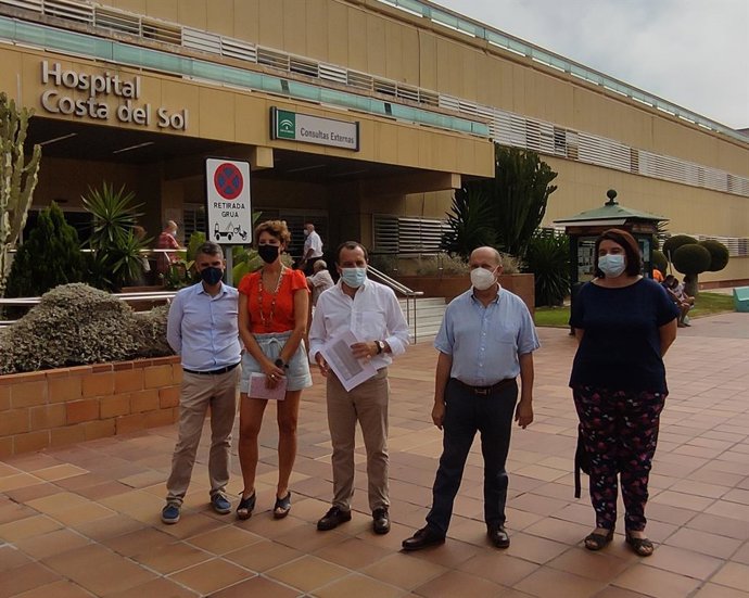 Los socialistas Jose Bernal, Emma Molina, Jose Luis Ruiz Espejo, Francisco Ariza y Blanca Fernandez en el Hospital Costa del Sol