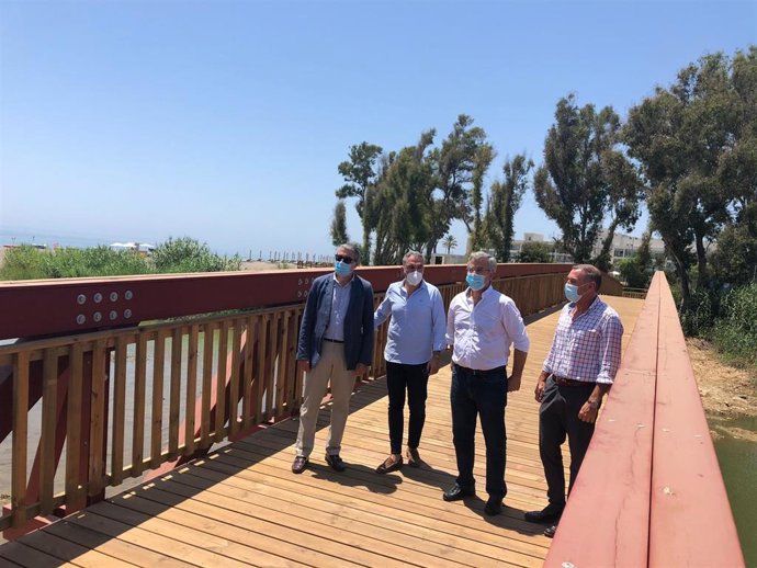 Concluyen obras del tramo de la Senda Litoral en Guadalmansa, Estepona, que une once kilómetros desde el puerto