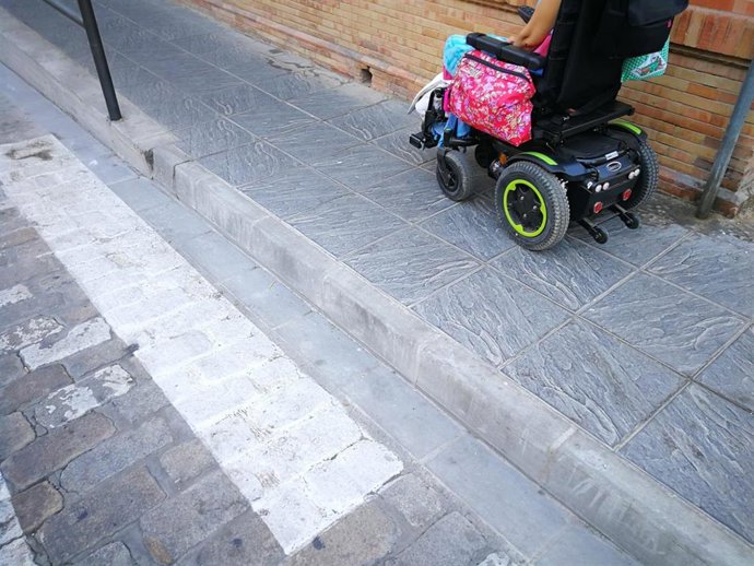 Paso peatonal sin rebajes en Coria