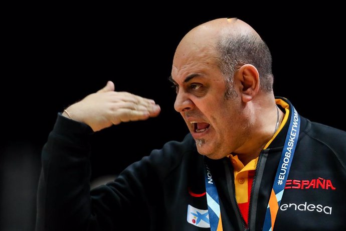 Archivo - Lucas Mondelo Head coach of Spain gestures during the fifth and sixth place match of the Women's EuroBasket 2021 between Spain and Russia at the Fuente de San Luis pavilion. June 26, 2021 in Valencia, Spain