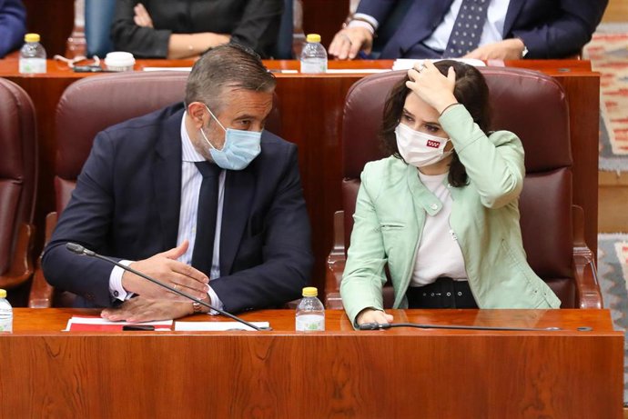 El consejero de Presidencia, Justicia e Interior, Enrique López, conversa con la presidenta de la Comunidad de Madrid, Isabel Díaz Ayuso.