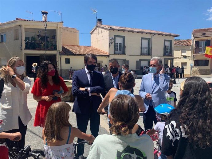 El consejero de Fomento y Medio Ambiente, Juan Carlos Suárez-Quiñones, en Zapardiel de la Ribera (Ávila).