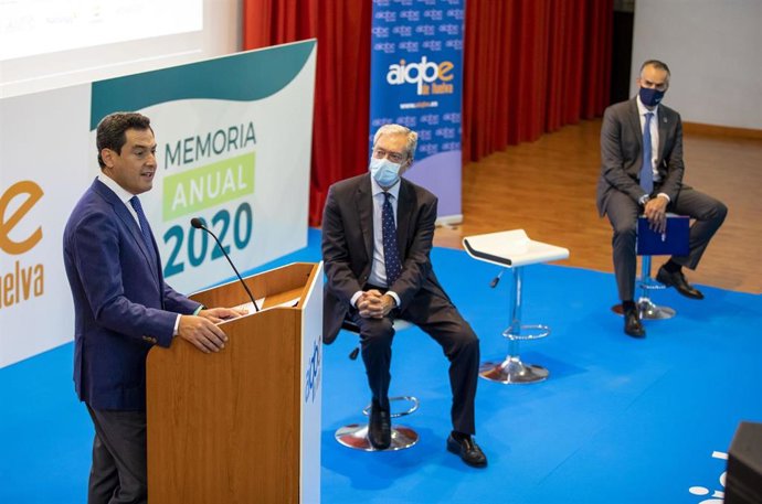 El presidente de la Junta, Juanma Moreno, en el acto de presentación de la Memoria de la Aiqbe.