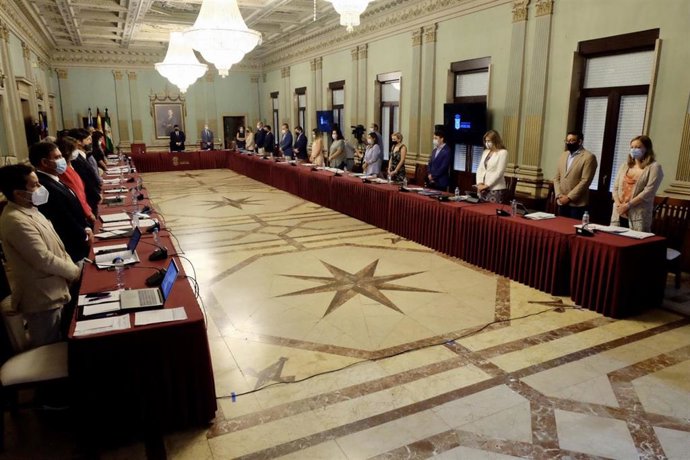 Minuto de silencio por Hugo Millán durante el pleno del mes de julio en el Ayuntamiento de Huelva.