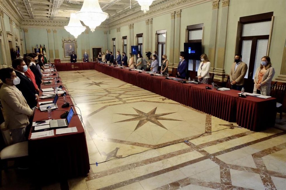 Minuto de silencio por Hugo Millán durante el pleno del mes de julio en el Ayuntamiento de Huelva.
