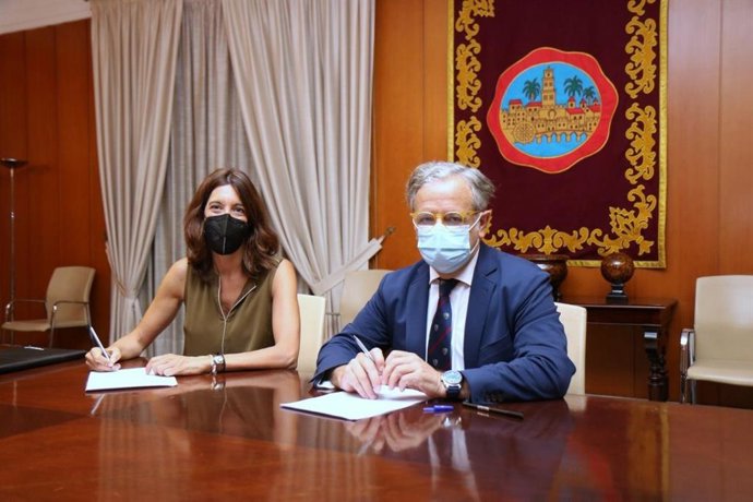 Fuentes, en la firma del préstamo con la directora de Banca de Instituciones de Cajasur, Rocío del Pino.