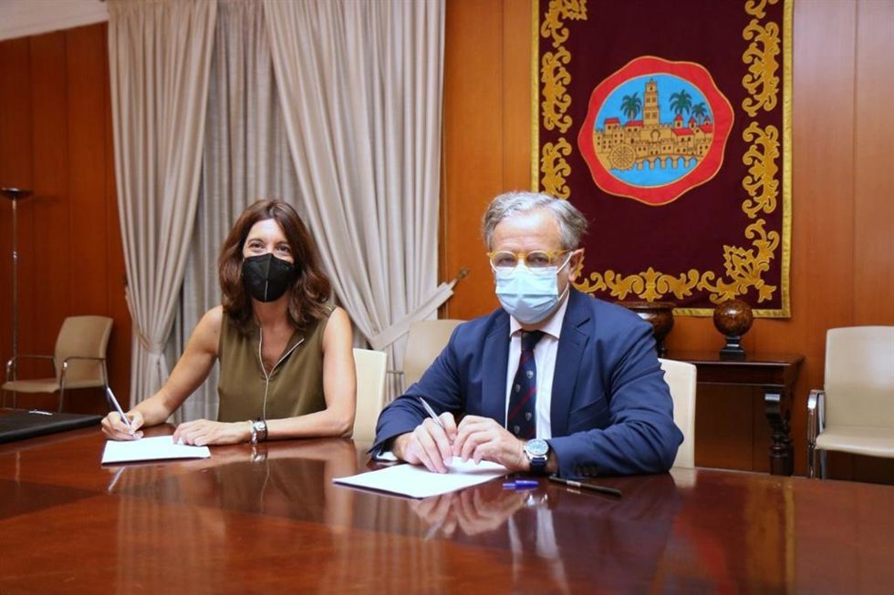 Fuentes, en la firma del préstamo con la directora de Banca de Instituciones de Cajasur, Rocío del Pino.