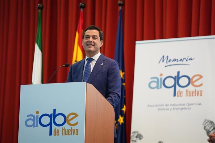 El presidente de la Junta, Juanma Moreno, en la presentación de la Memoria de Aiqbe.