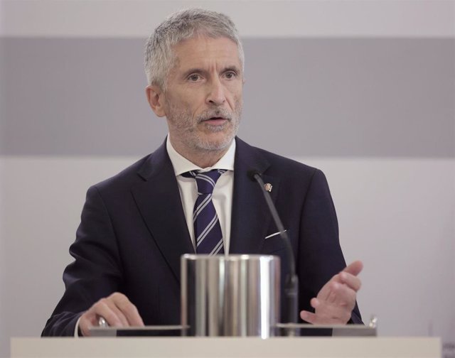 El ministro de Interior, Fernando Grande-Marlaska, comparece en rueda de prensa, después de una reunión con su homólogo serbio, en la sede del Ministerio, a 22 de julio de 2021, en Madrid (España). Los ministros del Interior español y serbio se reúnen e