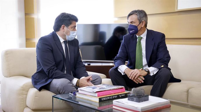 El consejero de Transportes e Infraestructuras, David Pérez, en una reunión con el presidente de Distrito Castellana Norte, Álvaro Aresti