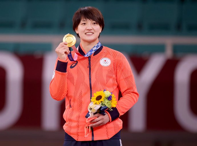 28 July 2021, Japan, Tokyo: Japan's gold medallist Chizuru Arai celebrates with her medal after the Judo Women's -70kg Gold medal bout at the Nippon Budokan, during the Tokyo 2020 Olympic Games. Photo: Jan Woitas/dpa
