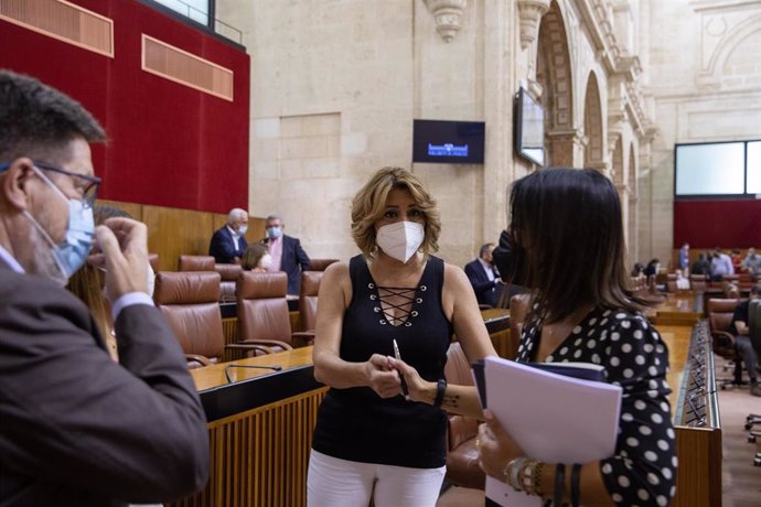 La diputada socialista Susana Díaz (c), saluda a la presidenta del Parlamento de Andalucía, Marta Bosquet (d), momentos antes de ser designada senadora por el Parlamento Andaluz (Foto de archivo).