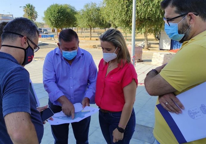 La alcaldesa de Alcalá de Guadaíra, Ana Isabel Jiménez, acompañada por el delegado de Servicios Urbanos, José Antonio Montero, ha destacado la importante transformación que sufrirán ambos espacios.