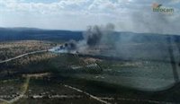 Extinguido el incendio del camión de combustible en Mazarete aunque aumentan los medios en el fuego forestal