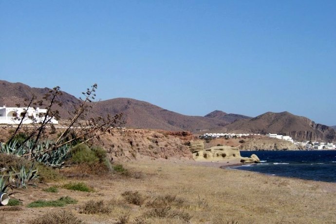 Archivo -    Playa de Los Escullos en el Parque Natural de Cabo de Gata-Níjar
