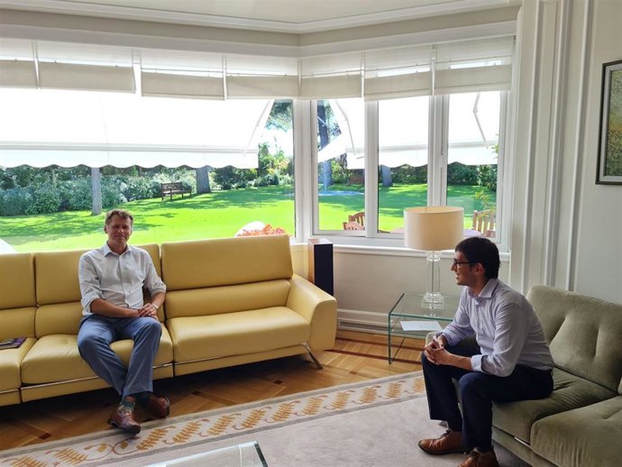 El conseller Negueruela con el embajador del Reino Unido en España, Hugh Eliott.